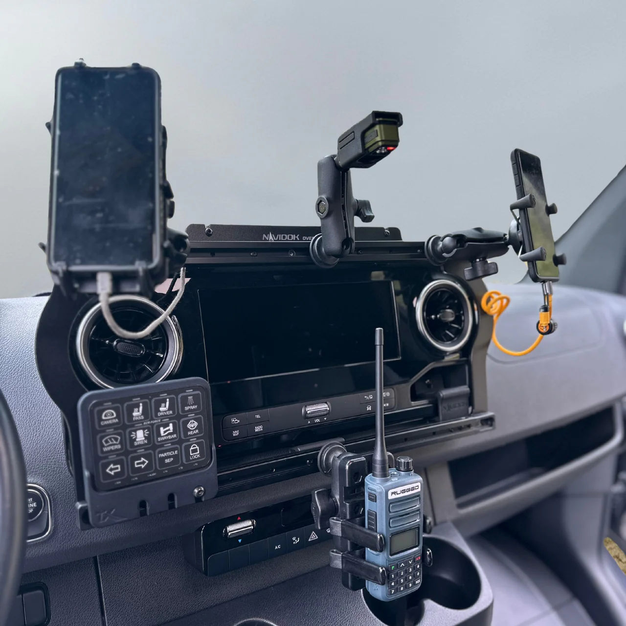 Terra X Navidok Overlander X - uchwyt na deskę rozdzielczą do Mercedes Sprinter 2019+ - obrazek 4