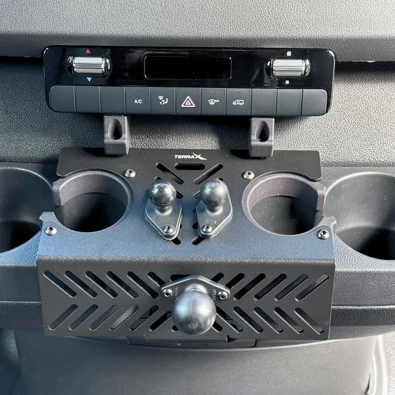 Terra X CUPDOK - uchwyt montażowy na konsolę do Mercedes Sprinter 2019+ - obrazek 6